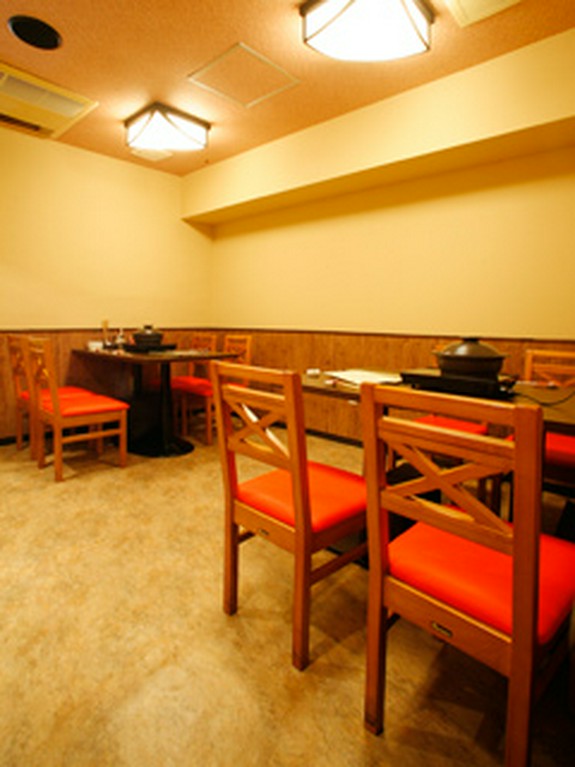 気軽に愉しめるカウンター席や、会食にお勧めのお席までご用意