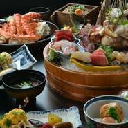 【銀灯～ぎんのあかり～】で好評のある8000円の会席コース。天然本まぐろ中トロが入った刺身盛りや、付き出し、焼き物、煮物など、旬の食材をふんだんに使った季節の味覚たっぷりの絶品コースです。