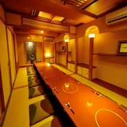 ゆっくりと落ち着いて過ごせる18名様用の完全個室。品のある和の空間に入ると、必然と料理への期待も高まります。
ご家族、ご親戚との集いや仲間同士の会合、大切な方のご接待や商談に幅広くご利用いただけます。