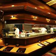 広めに確保されたカウンターの席に座ると、旬の食材と向き合い調理する料理人の姿が眺められます。ひとつずつ丁寧につくり上げる料理に期待を募らせる時間もまた、楽しみのひとつです。