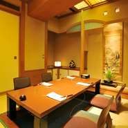お座敷ブースや掘りごたつなど、人数や用途に応じた部屋を多数完備。純日本風の落ち着いた空間では、プライベートな時間が確保できます。大切な会合に活躍するお店です。
