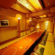 12名様対応のお座敷ブースの他、18名対応の完全個室も完備。また、最大36名様まで宴会も受け付けています（要相談）。
和の空間が心地よい部屋で、美味なる料理に舌鼓。大切なお仲間との集いにご利用ください。