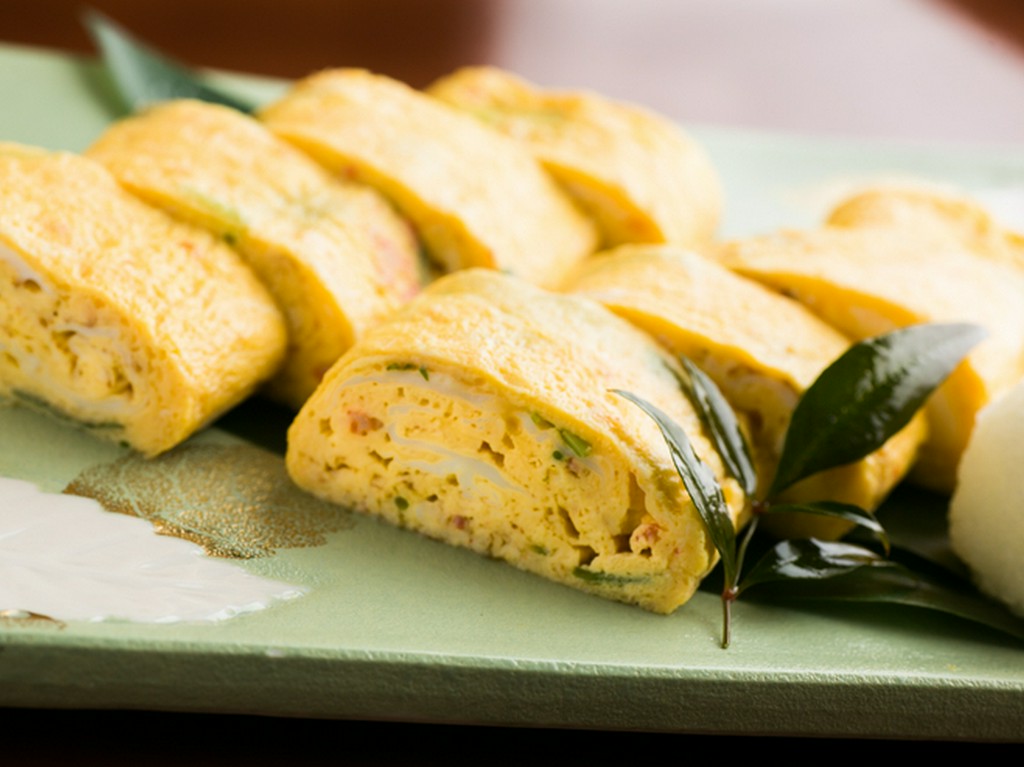 風味豊かな味わいが楽しめる『蟹と三つ葉のだし巻き玉子』