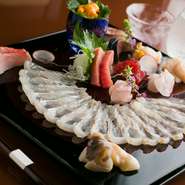 当店の魚介は、養殖は一切使いません。石巻をはじめ、全国各地から天然生のみを仕入れています。ほや、あんこう、ふぐ等季節ものや、仕入れ状況によってはブドウエビや金華さば等希少価値の高い魚介も堪能できます。