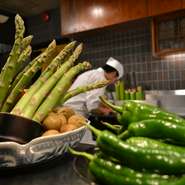 安心、安全な野菜をお客様へ提供するため、自社にて低農薬の野菜を育てています。朝採れのみずみずしい旬の味覚たっぷりな野菜料理を、心ゆくまで味わっていただきたいですね。