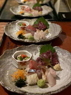 三陸産の新鮮な魚介を使った刺身の盛り合わせ