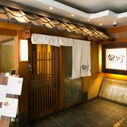 料理を提供しながら、または料理の感想を伺うなど、必ず一度はお客様の元へ訪れるように心がけています。つくり手の顔が見え、お客様の反応が見えるコミュニケーションのある料理を提供していきたいと思っています。