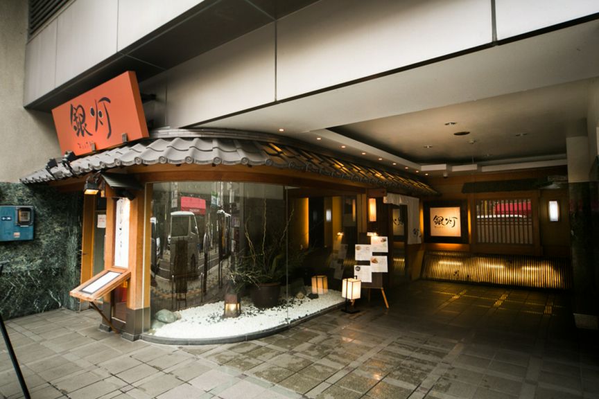 上質な空間と天然ものにこだわる鮮魚料理は、接待にも活躍