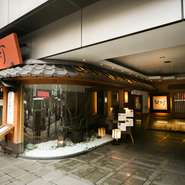 国分通りの中央付近にあるビル1階の【銀灯～ぎんのあかり】は、落ち着きのある高級感漂う日本料理店。石巻直送の天然生の魚介や自社栽培の安心、安全な野菜を使った料理に定評があります。