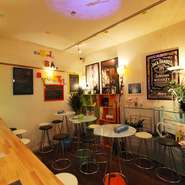 カラオケステージは、飛沫が飛ばないように、アクリル板で、囲って、大声お出しても大丈夫！😊すぐに歌を通じてお友達になれる空間です。機種は、ジョイサウンドで採点で90点以上出すと、いろいろサービスあり！曲のジャンルは、演歌、アニメ、レゲイ、ボカロ、洋楽、全てのジャンルにに対応！自由に空気感を読まずに！自分スタイルで！これがマイスタイル流です。つまりユアスタイルで、楽しむ！ストレスなし！笑い🤣