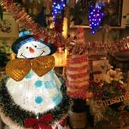 すぐに歌を通じてお友達になれる空間です。機種は、ダムです。採点で90点以上出すと、いろいろサービスあり！いろんな企画でサービスあり！あなたも一度挑戦してみませんか？チャンピオンになると、いろいろ特典あり！声を出すと気持ちいーね！最高！