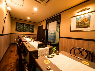 奥の個室でまわりを気にせずワインや料理を楽しむ