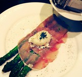 アスパラをサッとソテーし、生ハムと温泉卵を添えています。