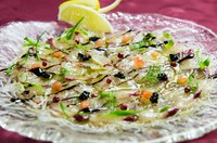 『本日の鮮魚のカルパッチョ　キャビア添え』（写真はシマアジ）