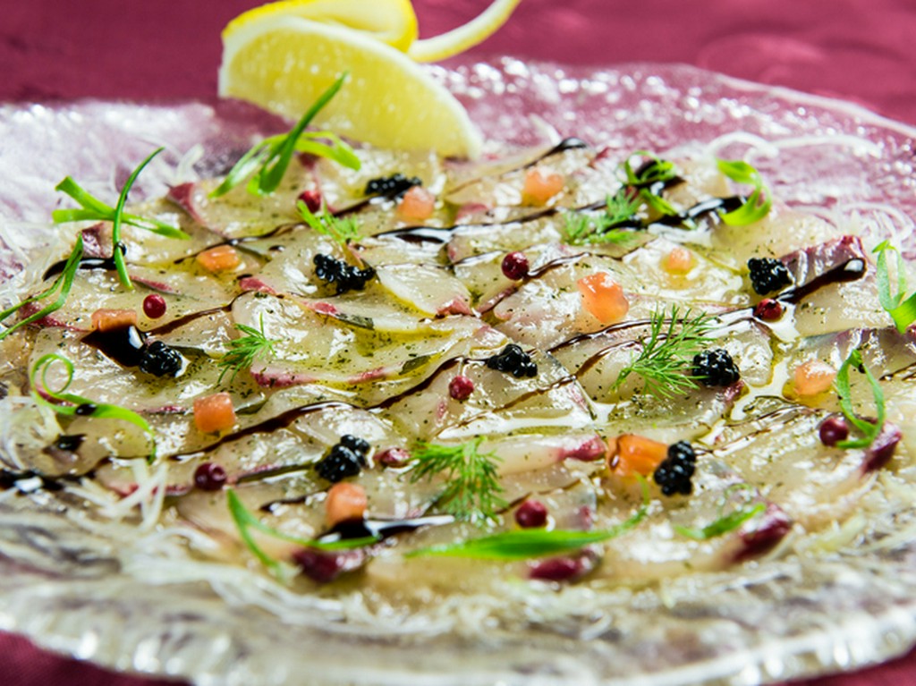 和のハーブを隠し味に添えた『シマアジのカルパッチョ』