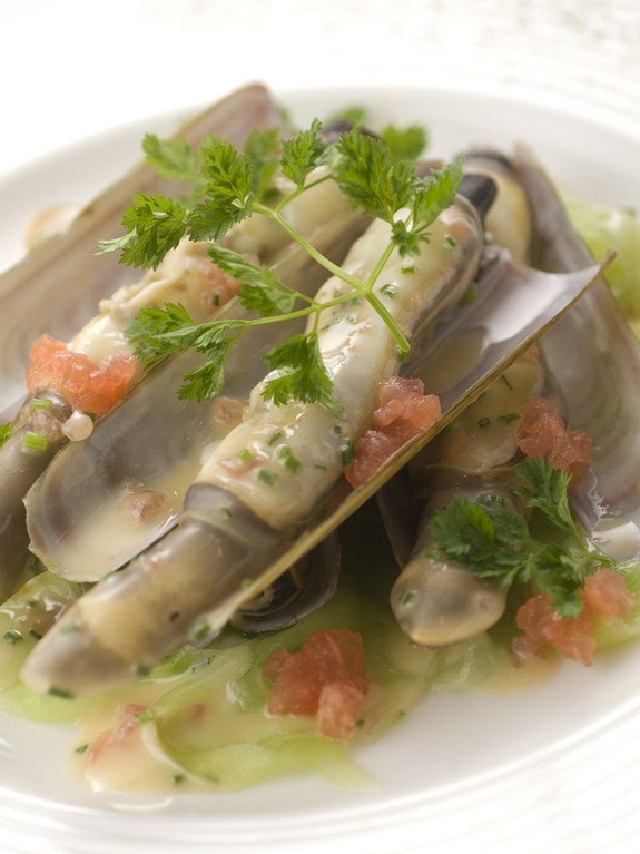 大分産の大きなまて貝は白ワイン蒸しがおすすめです