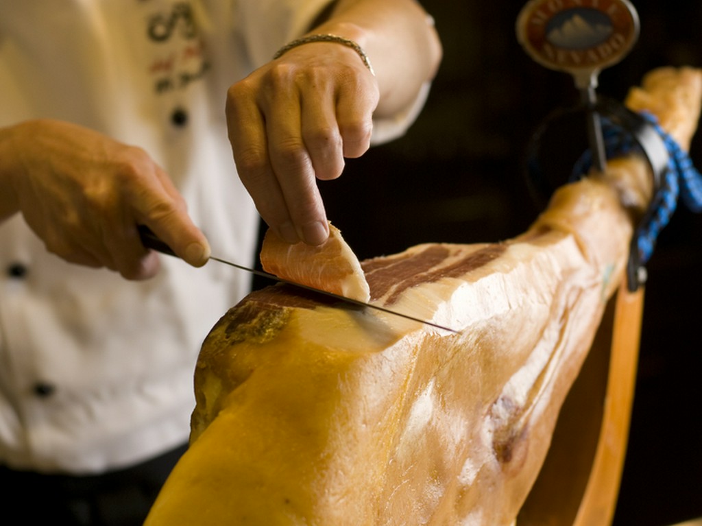 スペイン産の生ハムのカッティングサービス