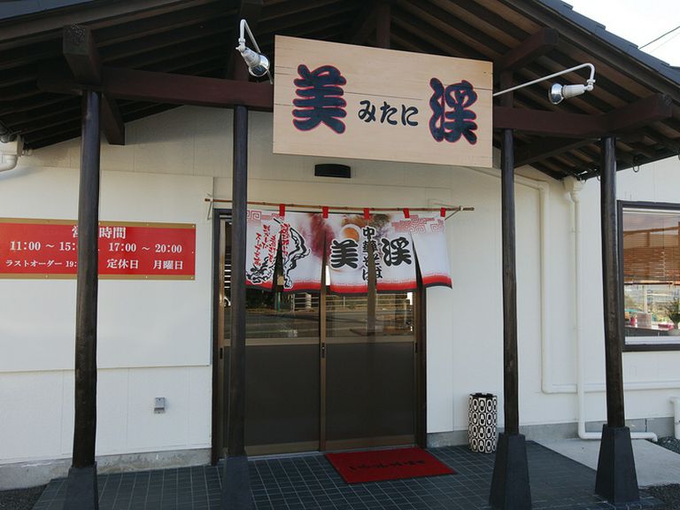 国道55号線を阿南方面へ、大きな看板が目印です。