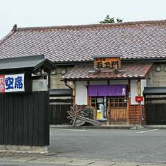 酒蔵を改装したお店の外観は、荘厳な空気を醸し出しています
