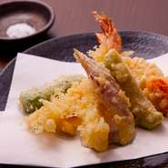 海老や野菜はもちろん、アボカドや明太子など一風変わった天ぷらも味わえます。