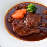 特性デミグラスソースで仕上げた牛たんシチュー！