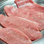 牛・豚・鶏はすべて国内産を使用。
A5ランクの上カルビ・上ロース、希少部位のミスジ・イチボ・ランプはもちろん、タンやハラミなど国産ホルモン類もぜひご賞味あれ！
（品切れの際はご容赦ください）