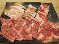 牛・豚・鶏の３種そろい踏み。トントロ塩・カシワ塩・カルビ3人前・黒豚バラの4品。