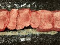 国産の交雑牛・黒毛和牛。繁忙期は外国産（主に豪州産）を使用。
