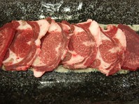 国産の交雑牛・黒毛和牛。繁忙期は外国産（主に豪州産）を使用。