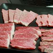 ちょっと贅沢に…A5ランクの上ロース・上カルビ、A4のイチボ・ランプ、国産の交雑・和牛のハラミを使った当店おすすめの盛り合わせ。