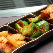 オモニがつくる自家製キムチ類。テイクアウトOK！