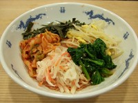 コシの強い麺にナムルと自家製甘辛たれを絡めて。