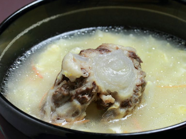テールスープ　じっくり煮込んだ和牛・国産牛のしっぽ。