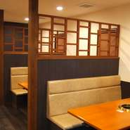 ボックス（椅子）席。
1テーブルで大人6名様は座れます。