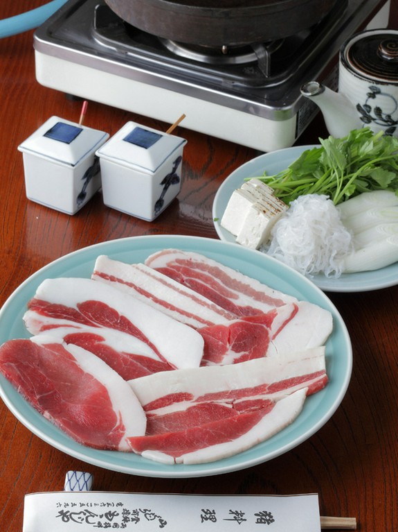 看板メニューの『猪鍋』は、下町情緒をいまに伝える両国の味です