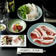（前菜・鹿刺身） 定番の猪鍋と、鹿肉刺身が付いた少しお得なコースです。