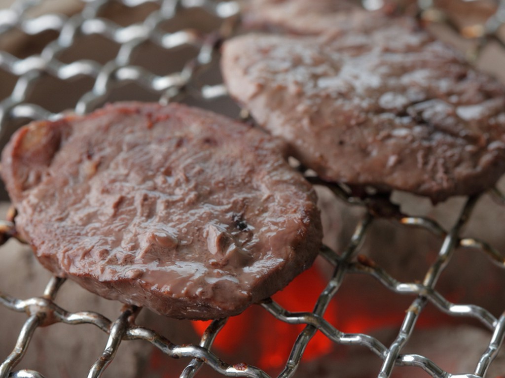 深紅色の赤身がおいしい　「猪ヒレ肉の網焼き」