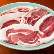 当店で使用する猪肉は兵庫県丹波篠山地方で獲られたもの。天然ものは余分な脂がなく高たんぱく低カロリーなのが食材の魅力。噛むほどに口の中に旨味が広がります。一度食べたらクセになる美味しさです。
