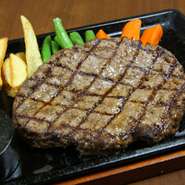 県内産牛肉を100％使用、肉の旨味を損わないよう鮮度と品質とを吟味したハンバーグ