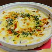 トマト味のバターライスと特製ホワイトソースのマイルドな味わい