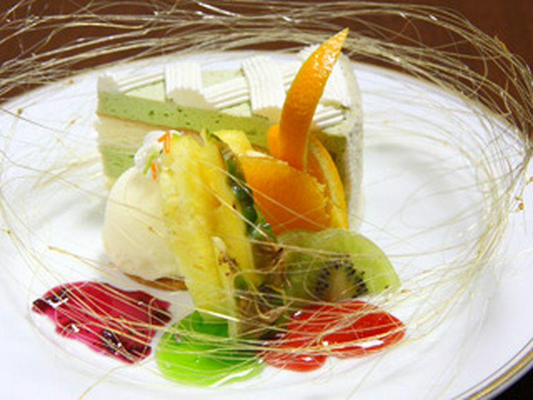 オリジナルケーキとアイスクリームの盛り合わせ