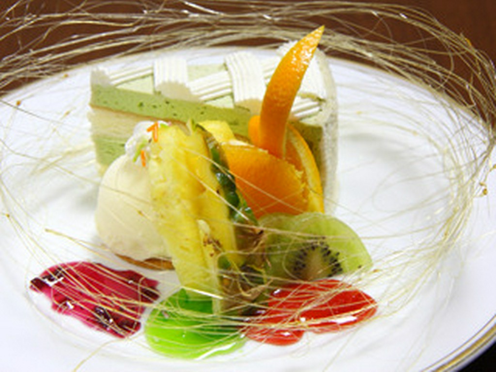 オリジナルケーキとアイスクリームの盛り合わせ