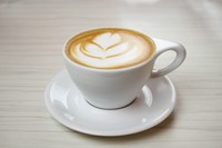 滑らかなミルクと濃厚なエスプレッソが絶妙に調和した、カフェラテ。豊かなコーヒーの香りとまろやかなミルクの風味が心地良く広がります。