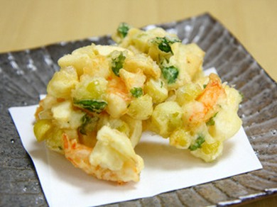 落ち着いた雰囲気の店内で、旬が生きるお料理と各地の地酒を堪能