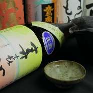 日本酒の他にも、ビール、ウィスキー、ワイン、焼酎など、お酒は種類豊富に取り揃えています。シーンやお料理に合わせてお好みの飲み方でどうぞ。