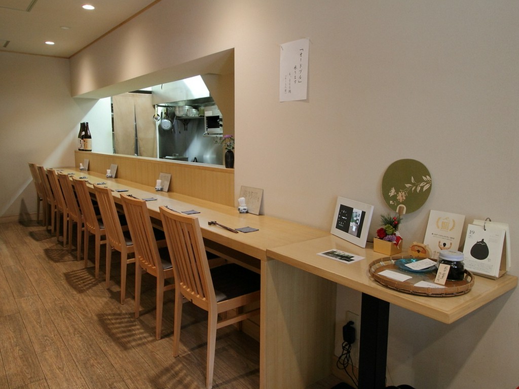 お一人様が気軽に寛げる、カウンター主体のお店です