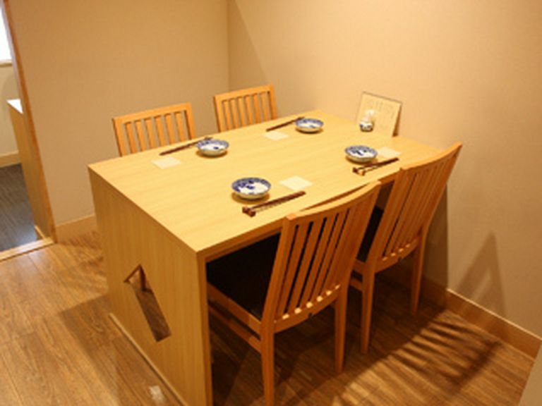 昼、夜ともにお客様の年齢層は高めです