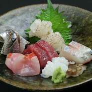 季節の天然物新鮮魚介を使っています。