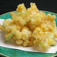 サックリとした衣がとうもろこしの甘さを引き立てます。