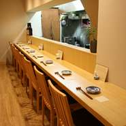 料理人の顔が見えるカウンター席。料理ができ上がっていく様子を眺めながら、季節の味をお楽しみください。